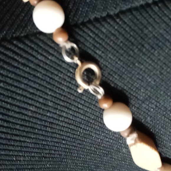 Unbranded Wood and Cream Bead Necklace - Picture 4 of 4